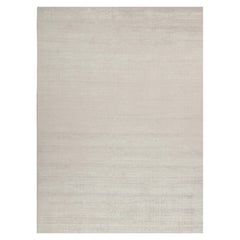 Rug & Kilim è un tappeto moderno in argento massiccio e bianco sporco tono su tono.