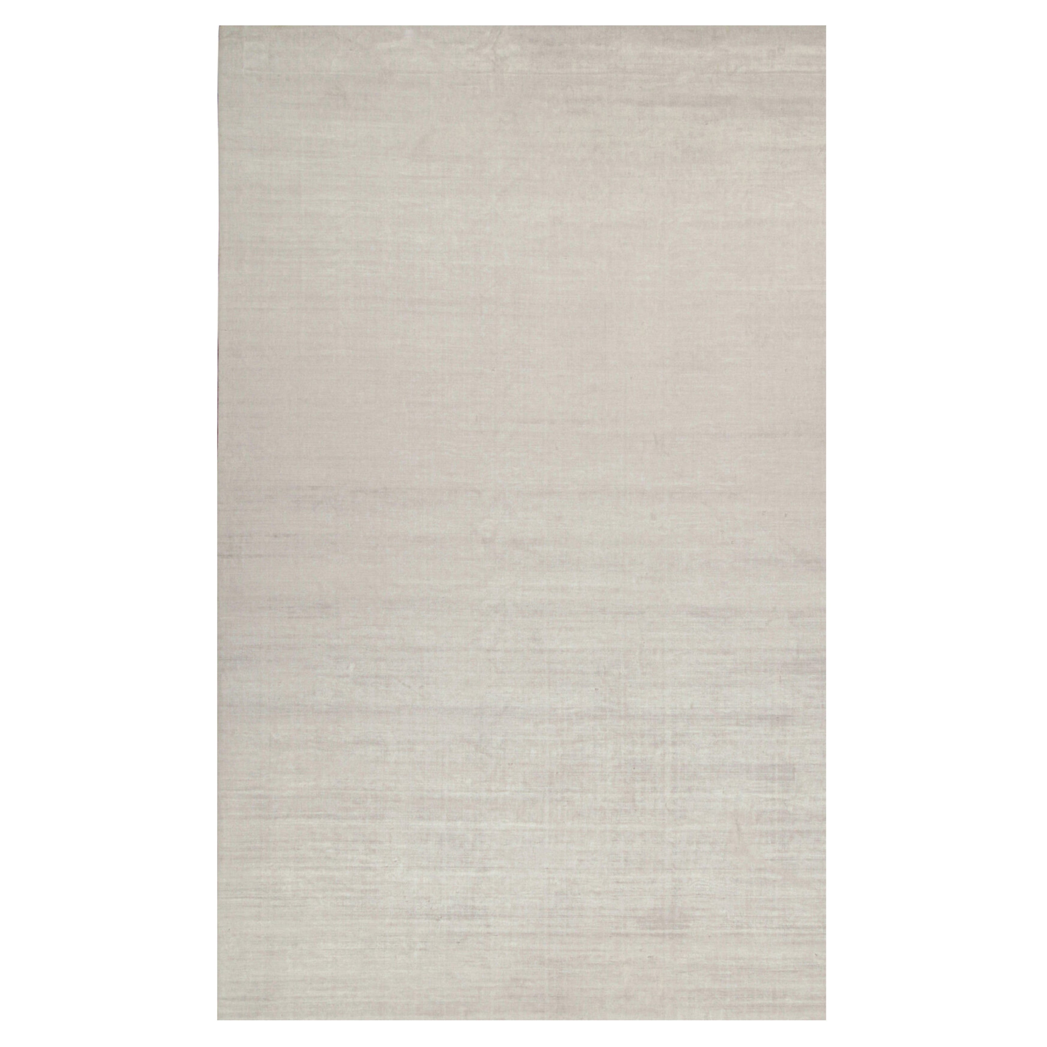 Rug & Kilim è un tappeto moderno in argento massiccio e bianco sporco tono su tono.