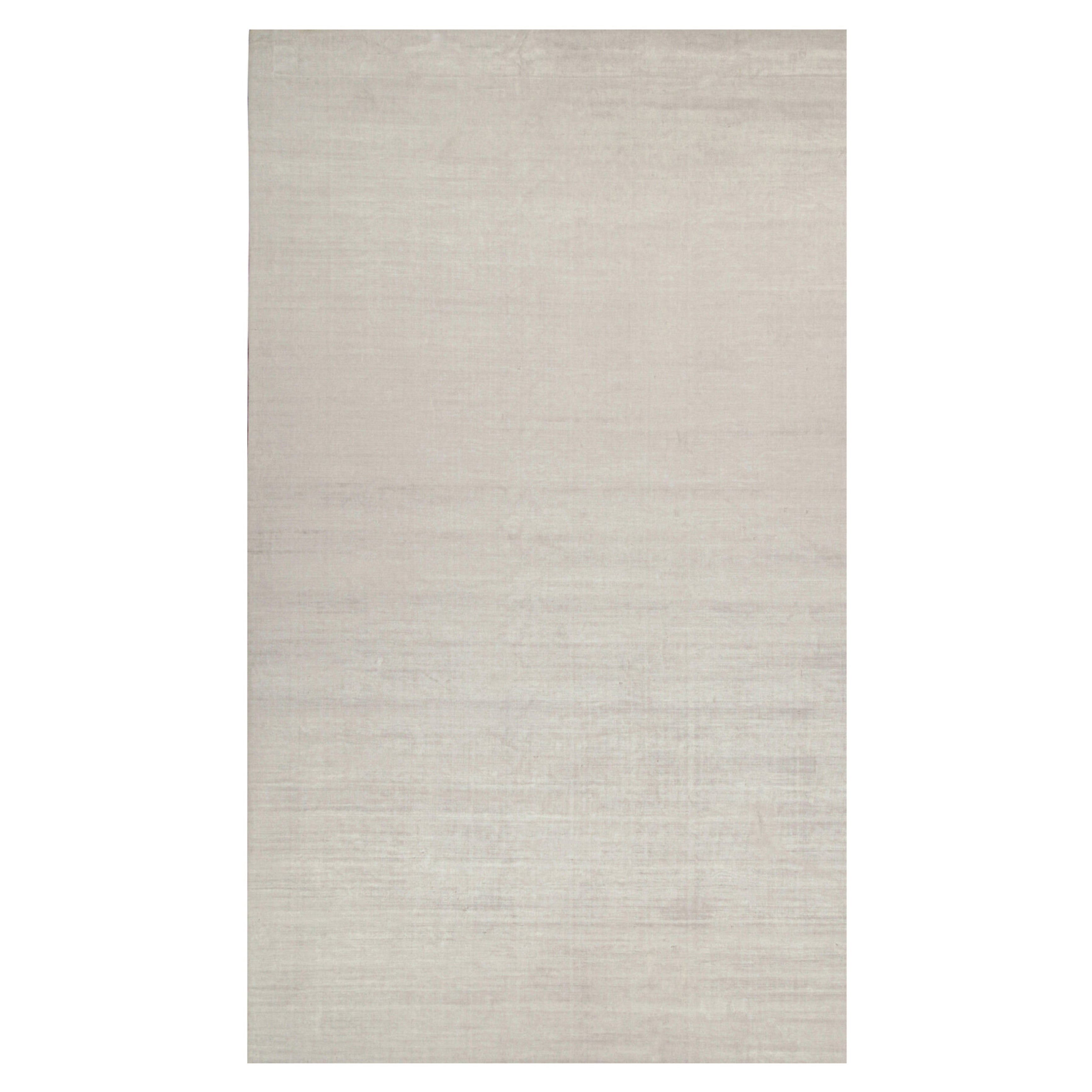 Rug & Kilim è un tappeto moderno in argento massiccio e bianco sporco tono su tono.