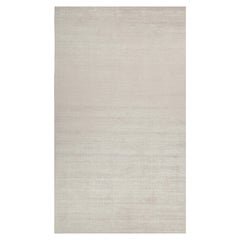 Rug & Kilim è un tappeto moderno in argento massiccio e bianco sporco tono su tono.