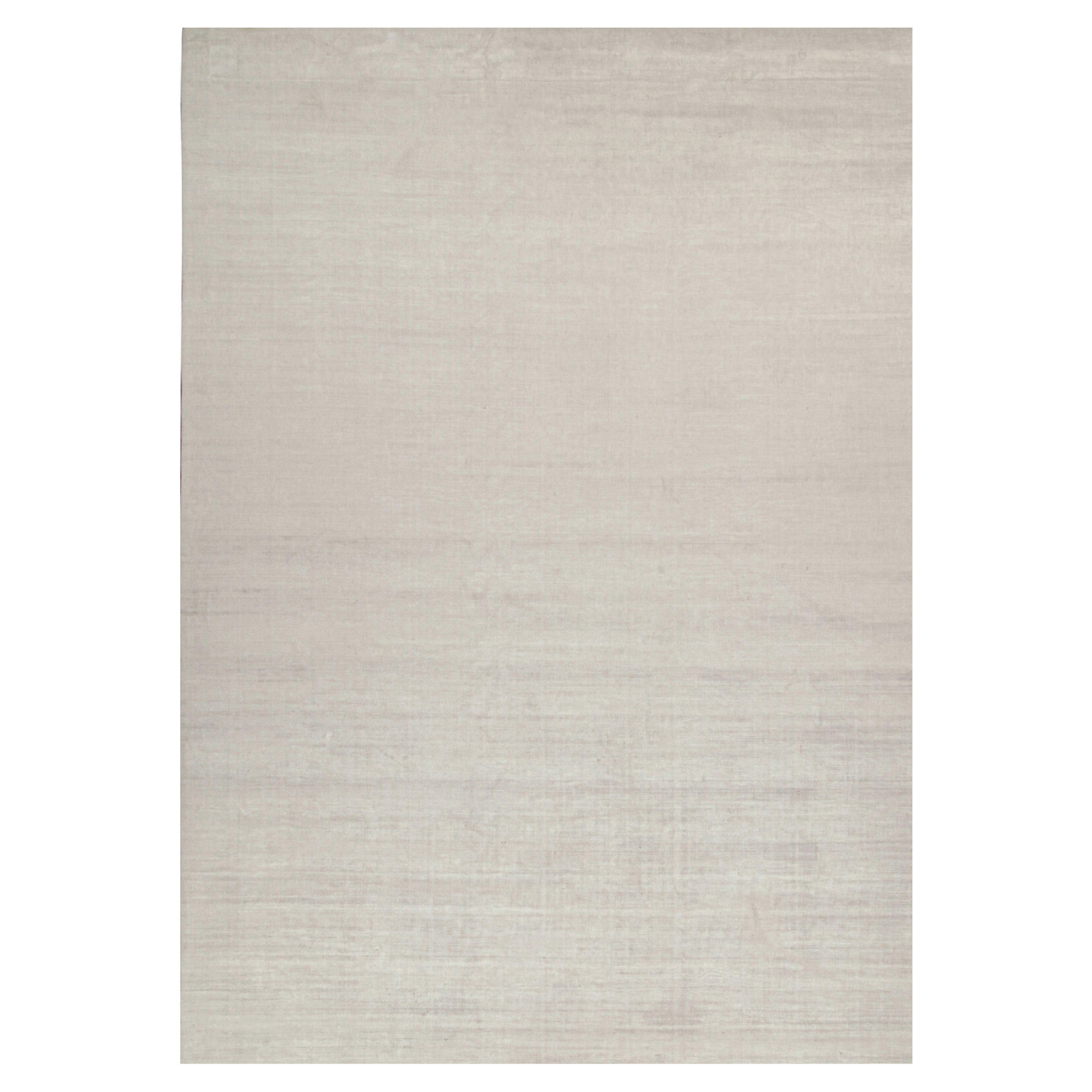 Rug & Kilim è un tappeto moderno in argento massiccio e bianco sporco tono su tono.