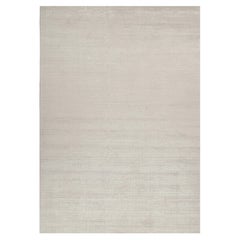 Rug & Kilim è un tappeto moderno in argento massiccio e bianco sporco tono su tono.