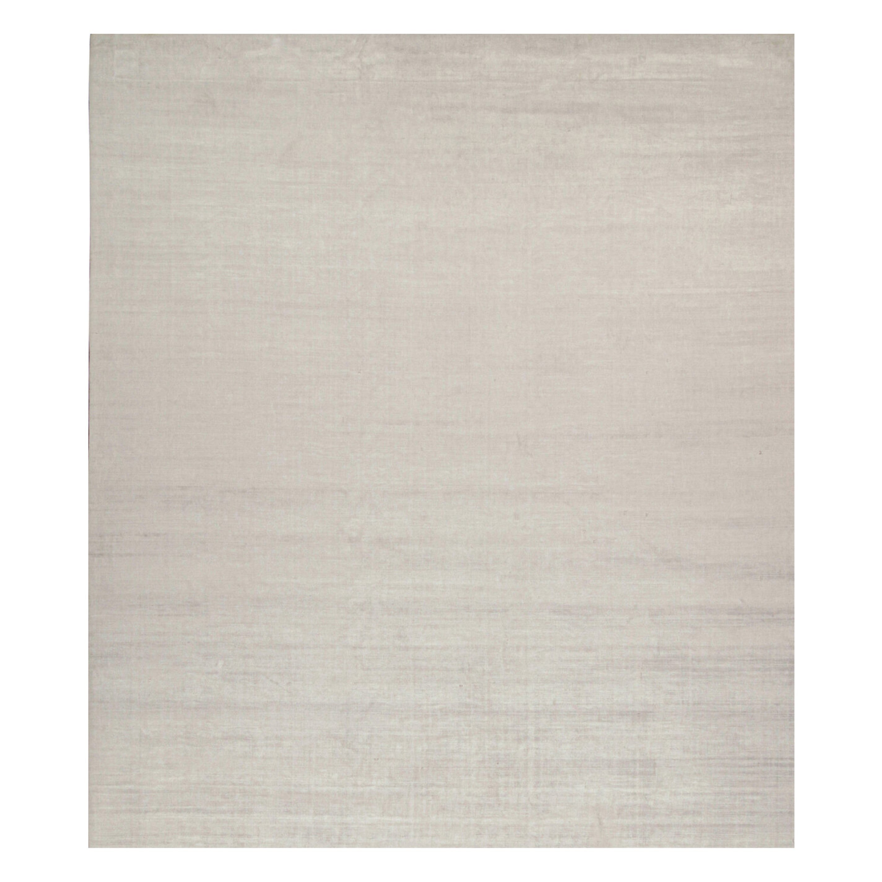 Rug & Kilim è un tappeto moderno in argento massiccio e bianco sporco tono su tono. in vendita