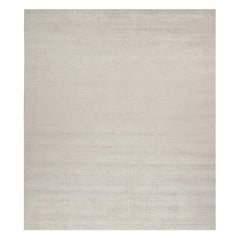 Rug & Kilim è un tappeto moderno in argento massiccio e bianco sporco tono su tono.