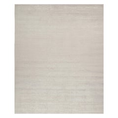 Rug & Kilim è un tappeto moderno in argento massiccio e bianco sporco tono su tono.