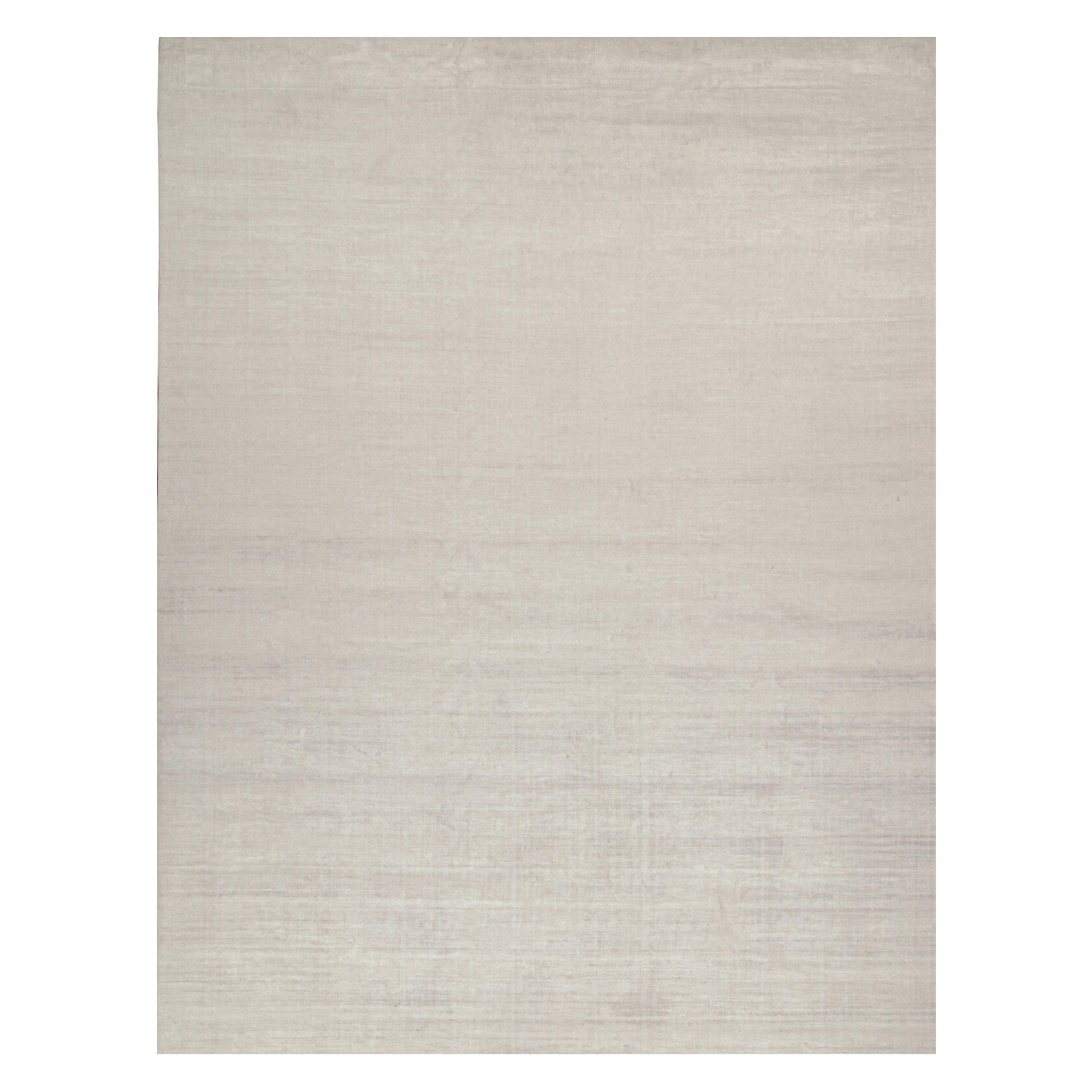 Rug & Kilim è un tappeto moderno in argento massiccio e bianco sporco tono su tono.