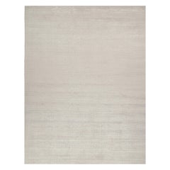 Rug & Kilim è un tappeto moderno in argento massiccio e bianco sporco tono su tono.