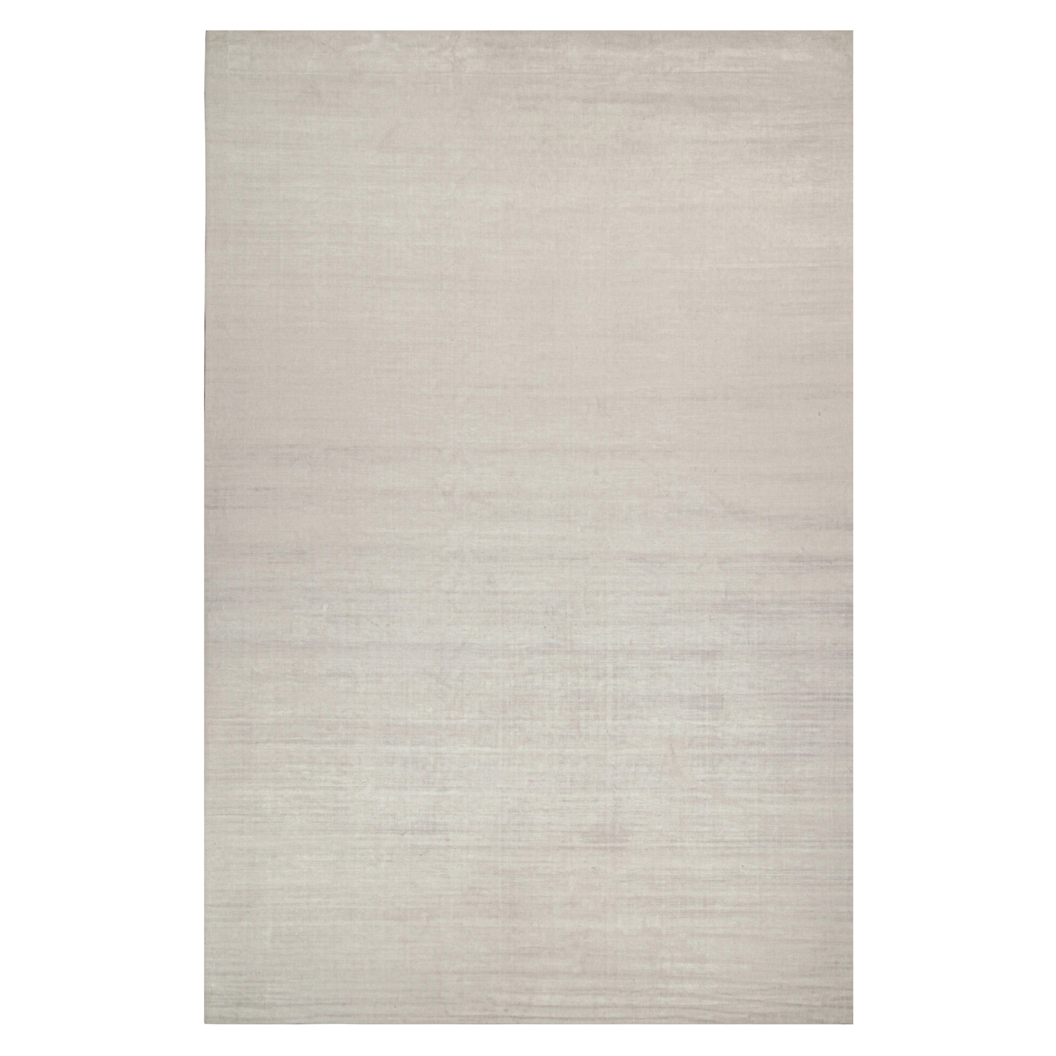 Rug & Kilim è un tappeto moderno in argento massiccio e bianco sporco tono su tono.