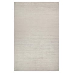 Rug & Kilim è un tappeto moderno in argento massiccio e bianco sporco tono su tono.