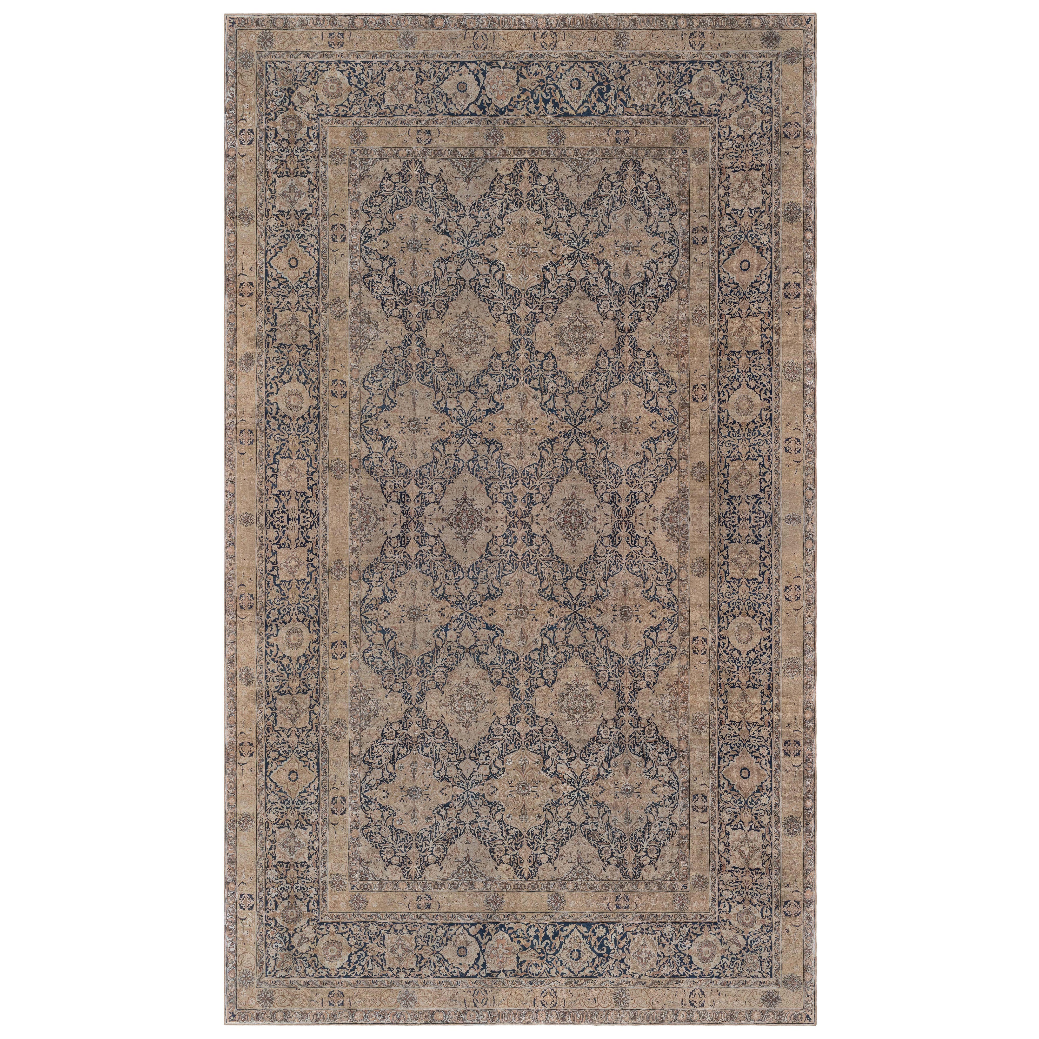 Tapis Kirman persan ancien surdimensionné Doris Leslie Blau fait à la main