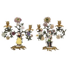 Coppia di candelabri in porcellana di Meissen Porcelain del XVIII secolo con figure e montatura in ormolu