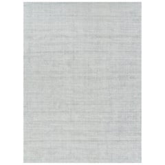 Rug & Kilim è un tappeto oversize dai toni grigio chiaro e blu con striature