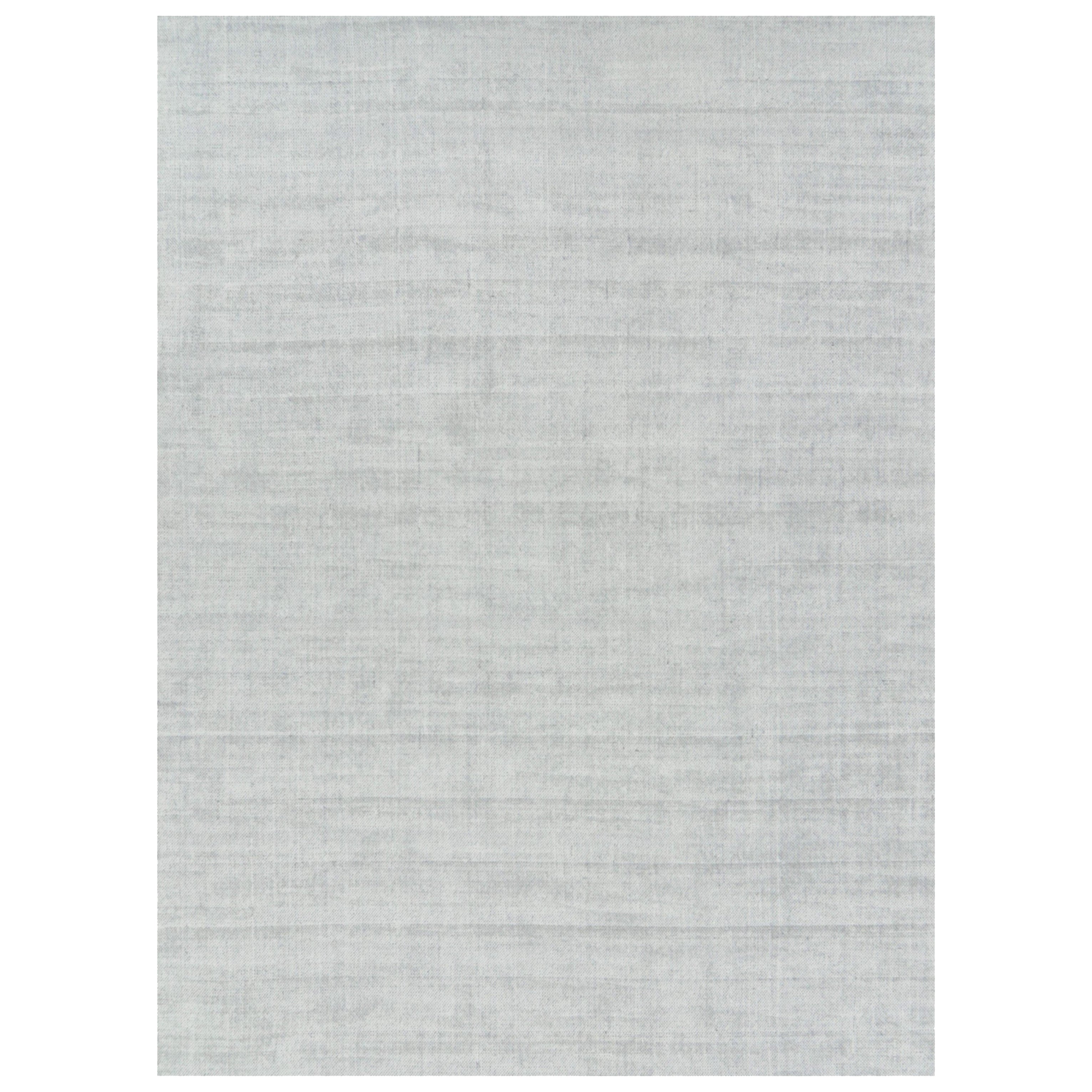 Rug & Kilim è un tappeto oversize dai toni grigio chiaro e blu con striature