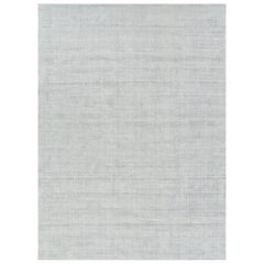 Rug & Kilim è un tappeto oversize dai toni grigio chiaro e blu con striature