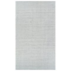 Rug & Kilim è un tappeto oversize dai toni grigio chiaro e blu con striature