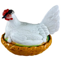 Zuppiera Staffordshire dipinta a mano con gallina su nido di uova