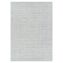 Rug & Kilim è un tappeto oversize dai toni grigio chiaro e blu con striature