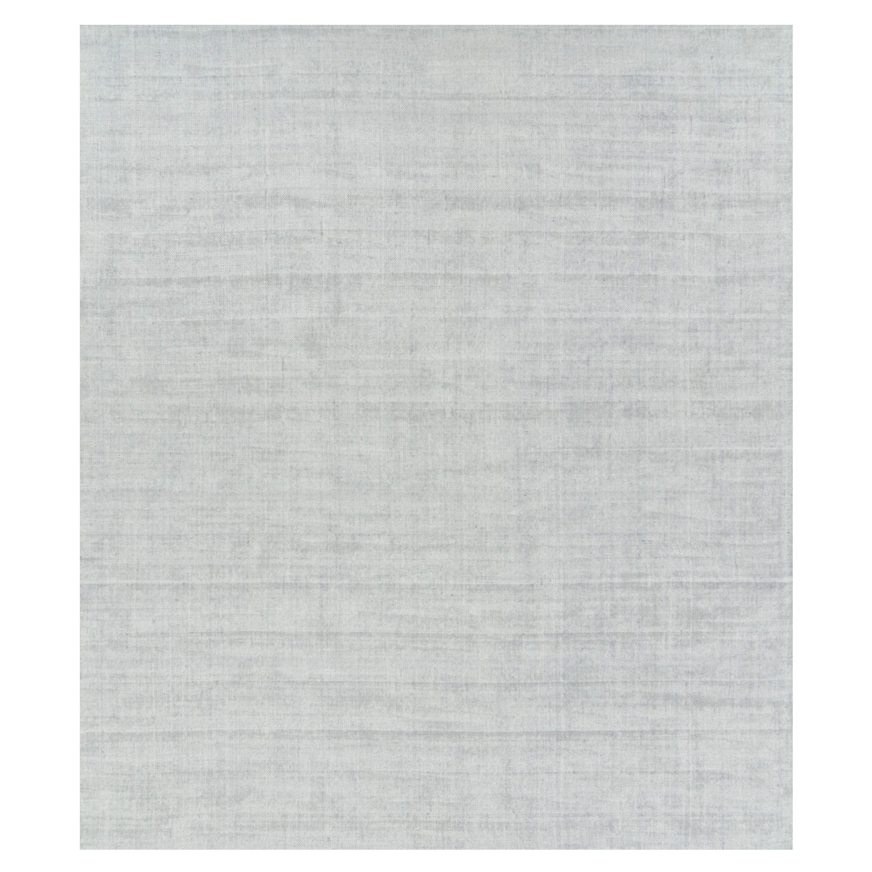 Rug & Kilim è un tappeto oversize dai toni grigio chiaro e blu con striature