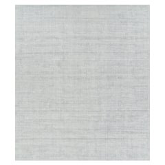 Rug & Kilim è un tappeto oversize dai toni grigio chiaro e blu con striature