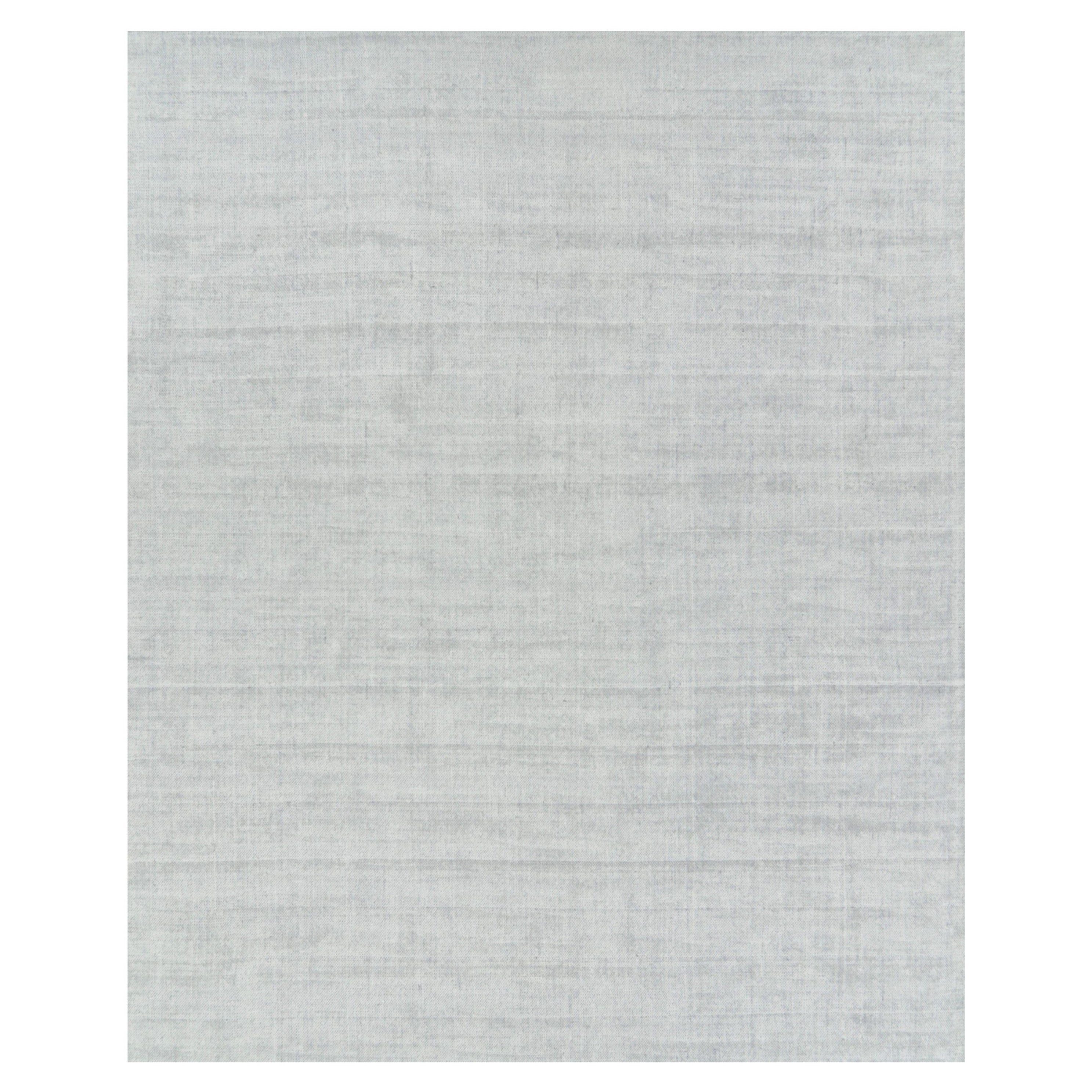 Rug & Kilim è un tappeto oversize dai toni grigio chiaro e blu con striature