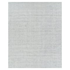 Rug & Kilim è un tappeto oversize dai toni grigio chiaro e blu con striature