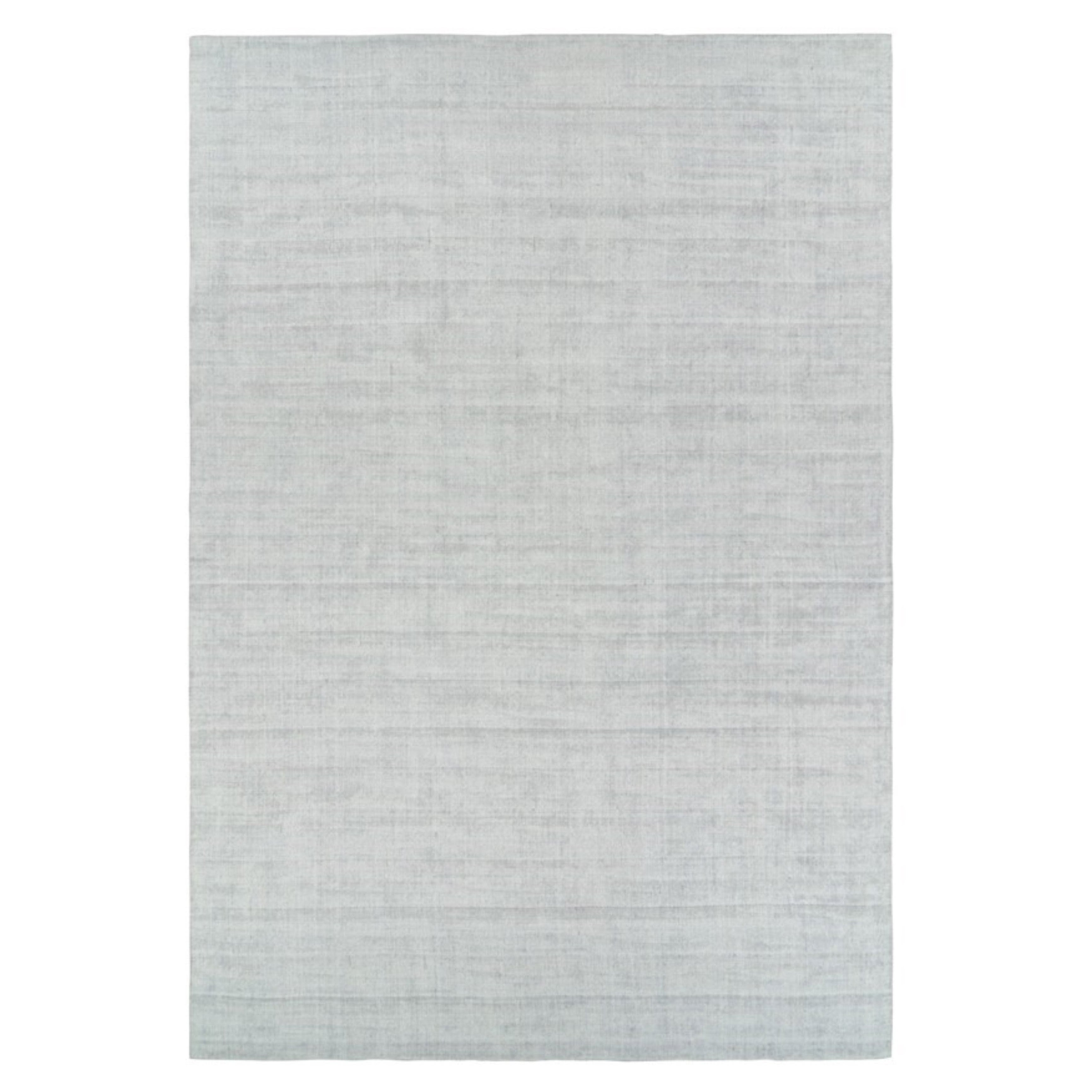Rug & Kilim è un tappeto oversize dai toni grigio chiaro e blu con striature