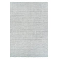 Rug & Kilim è un tappeto oversize dai toni grigio chiaro e blu con striature