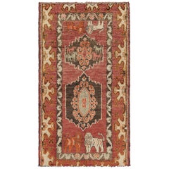 Tappeto marocchino vintage in rosso con medaglioni e immagini di animali - Rug & Kilim