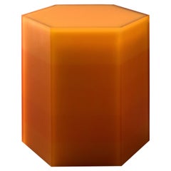 Geometrischer Hex-Kasten in Orange, Beistelltisch / Hocker aus Epoxidharz, von Facture