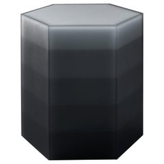 Geometrischer Hex-Kasten-Beistelltisch / Hocker aus grauem Epoxidharz mit geometrischem Gradient, von Facture