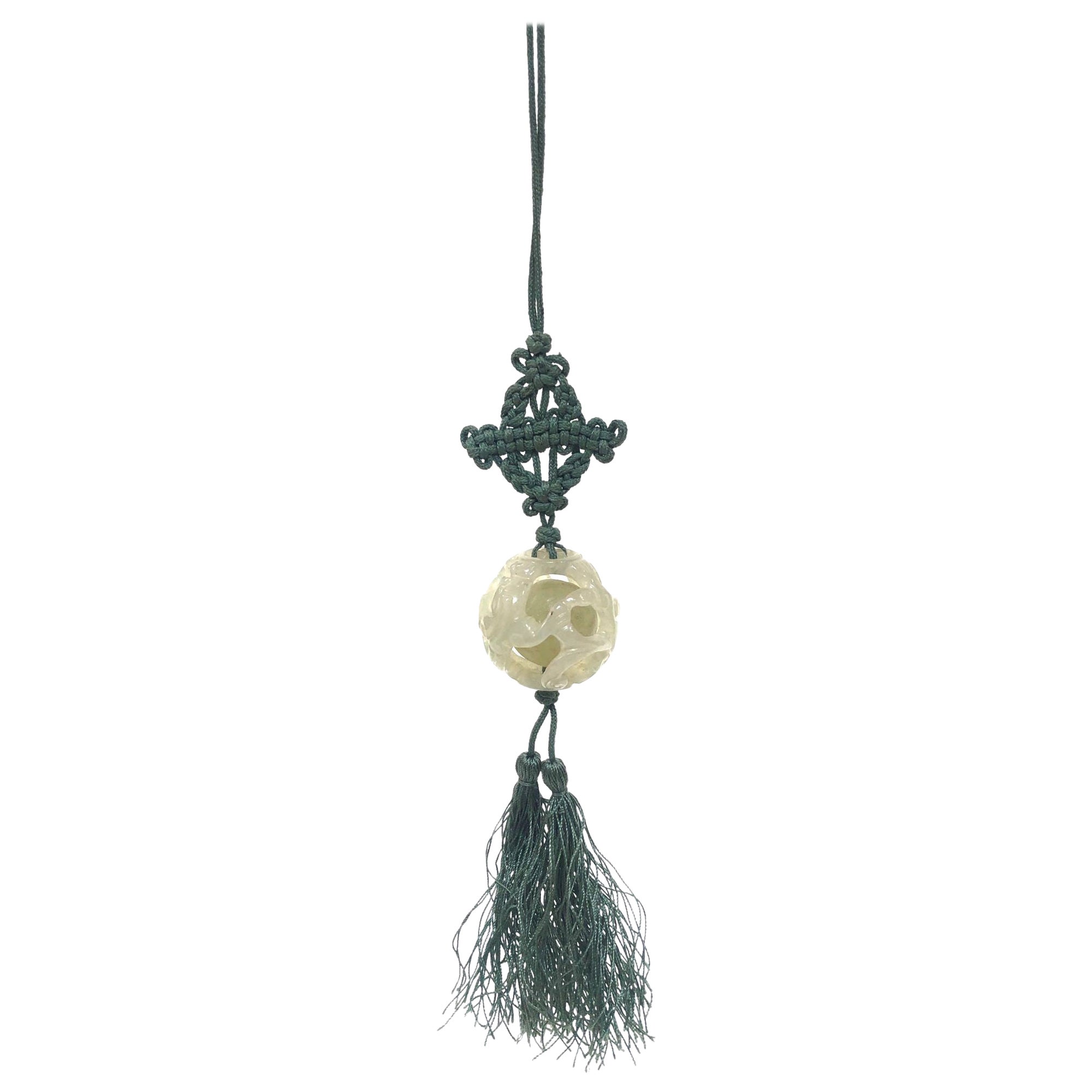 Collier pendentif en jade trémolite sculpté à la main avec nœud de soie et houppe (années 70) en vente