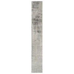 Rug & Kilim's übergroßer abstrakter Teppich in Silber-Grau und Beige-Braun-Mustern