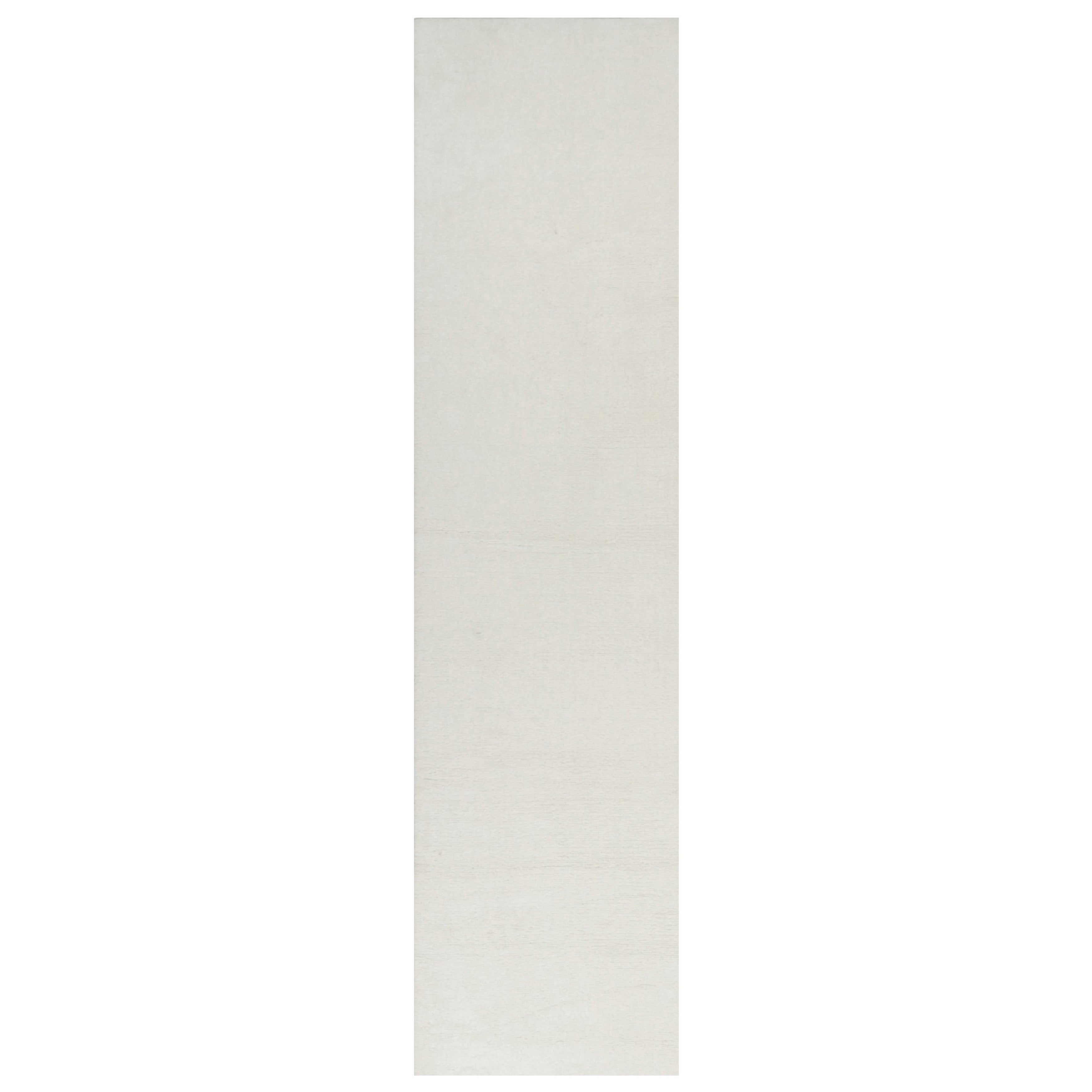 Rug & Kilim: un tappeto oversize dai toni semplici e solidi del bianco crema.