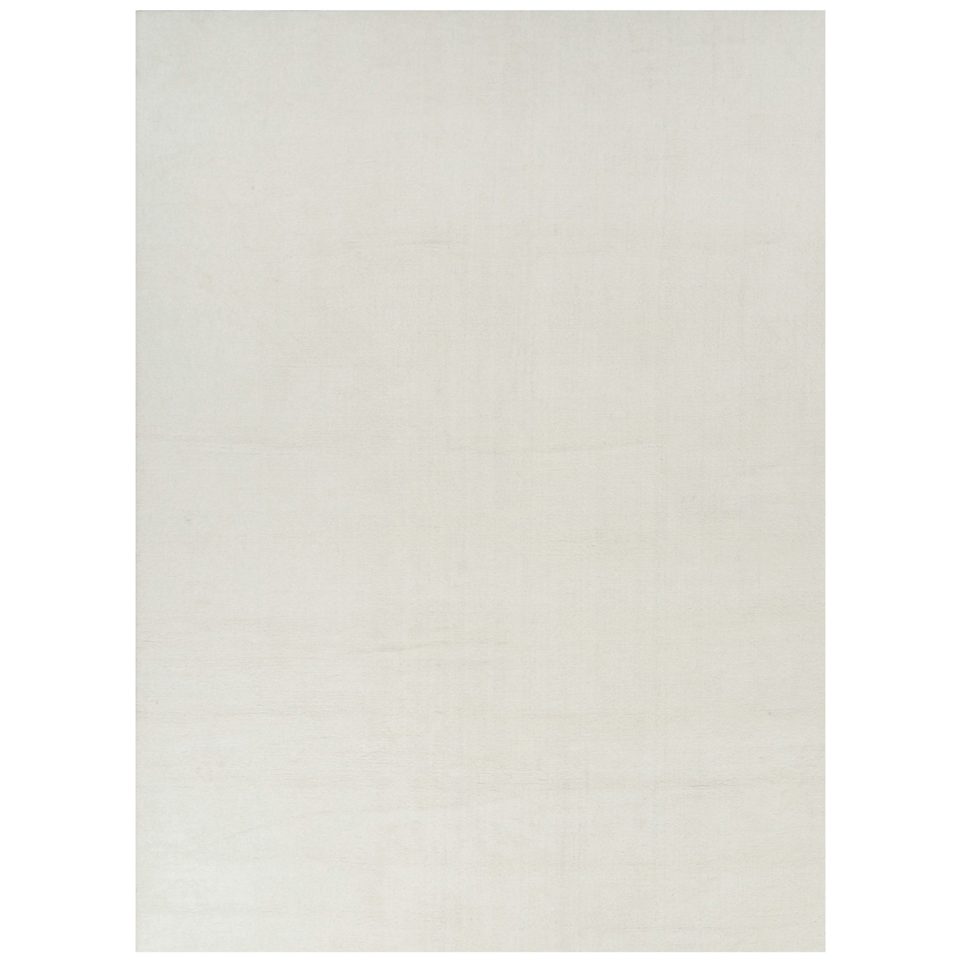 Rug & Kilim: un tappeto oversize dai toni semplici e solidi del bianco crema.