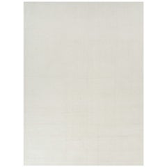 Rug & Kilim: un tappeto oversize dai toni semplici e solidi del bianco crema.