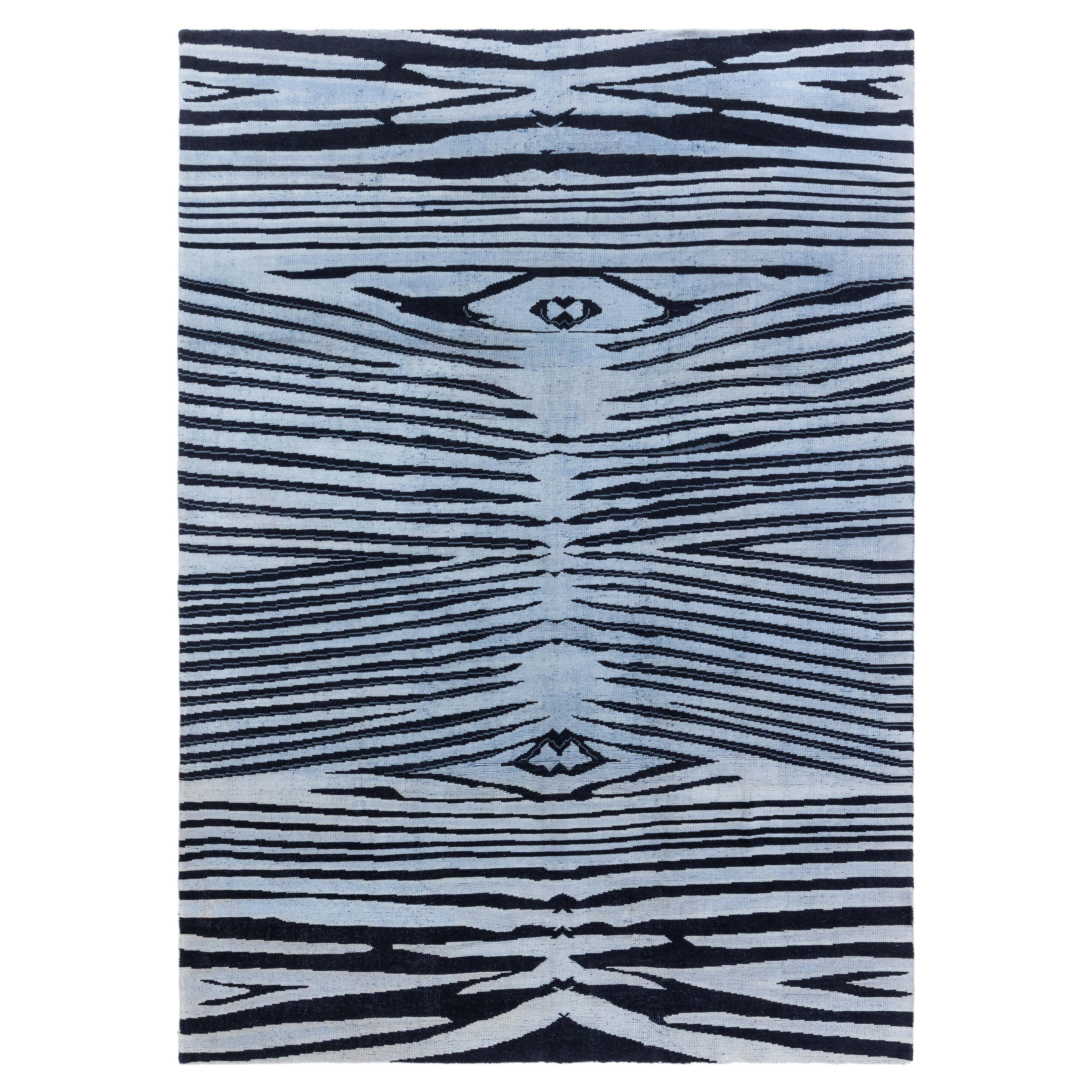 Tappeto moderno in lana con disegno di pelle di animale di Zebra in nero e blu di Doris Leslie Blau in vendita