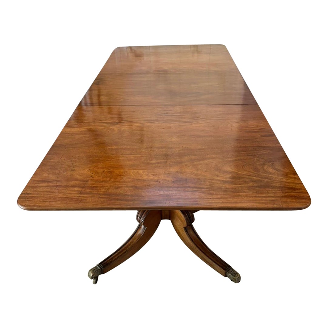 Table de salle à manger 16 places en acajou ancien figuré à deux piliers de qualité exceptionnelle