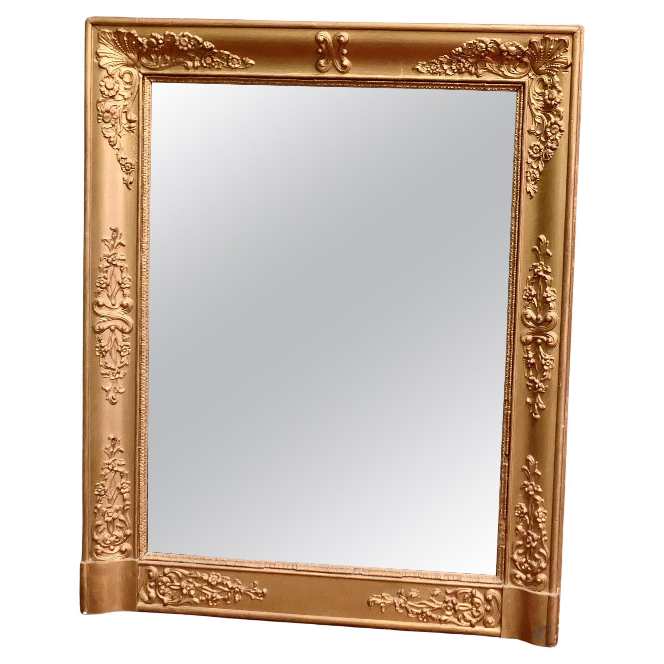 Miroir mural, trumeau doré français  C'est une pièce très attrayante en vente