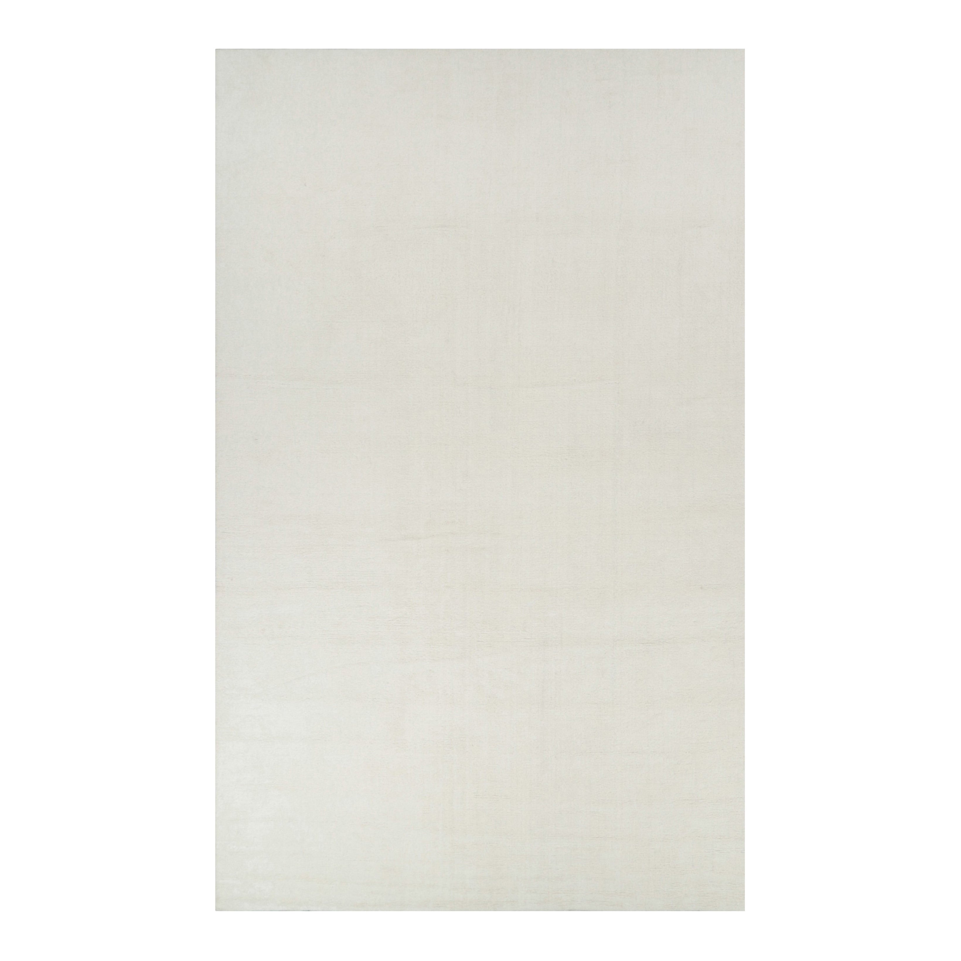 Rug & Kilim: un tappeto oversize dai toni semplici e solidi del bianco crema.