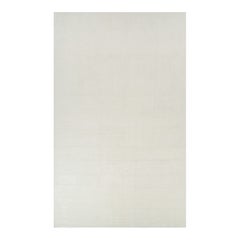 Rug & Kilim: un tappeto oversize dai toni semplici e solidi del bianco crema.