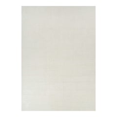Rug & Kilim: un tappeto oversize dai toni semplici e solidi del bianco crema.