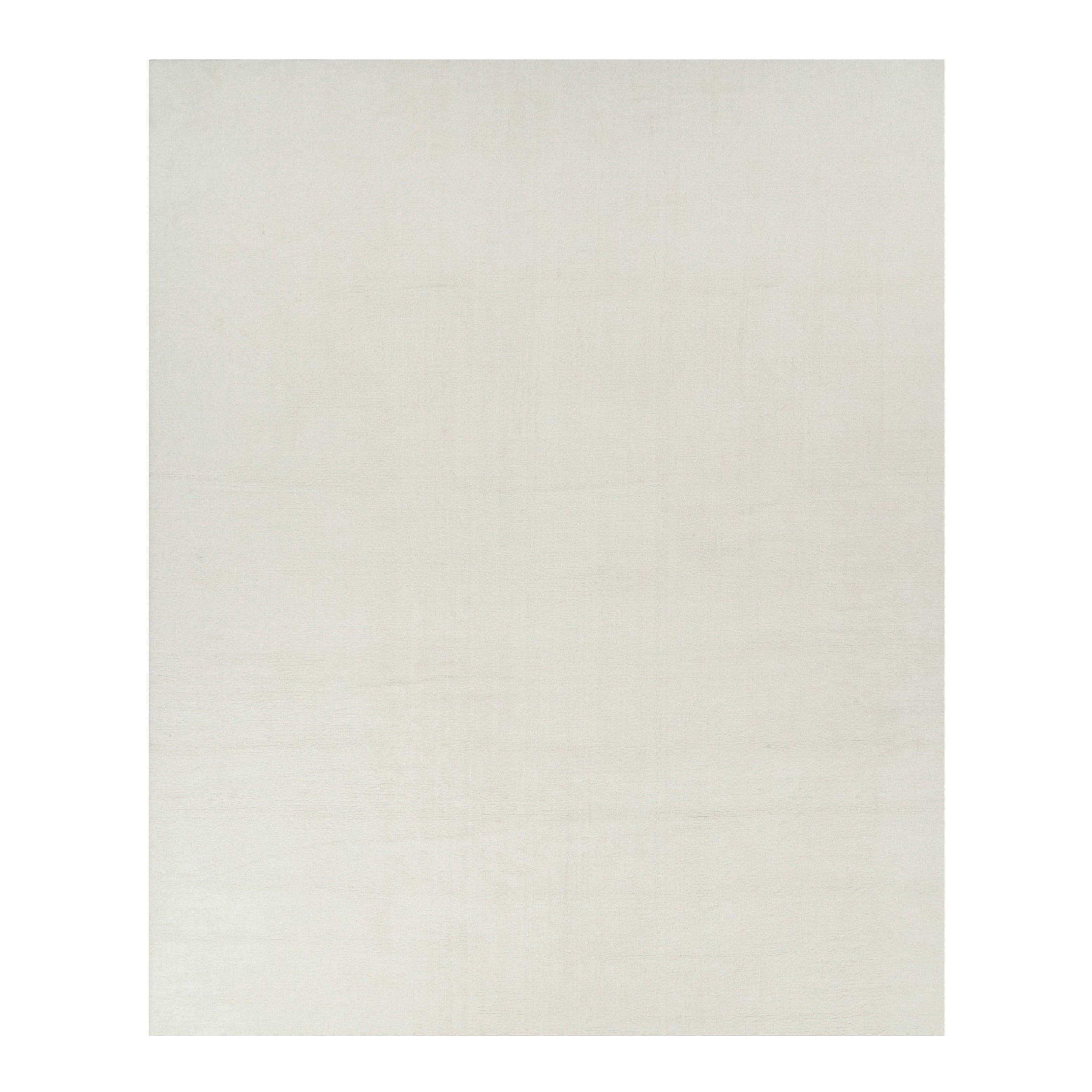Rug & Kilim: un tappeto oversize dai toni semplici e solidi del bianco crema.