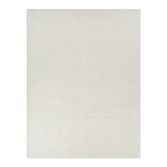 Rug & Kilim: un tappeto oversize dai toni semplici e solidi del bianco crema.