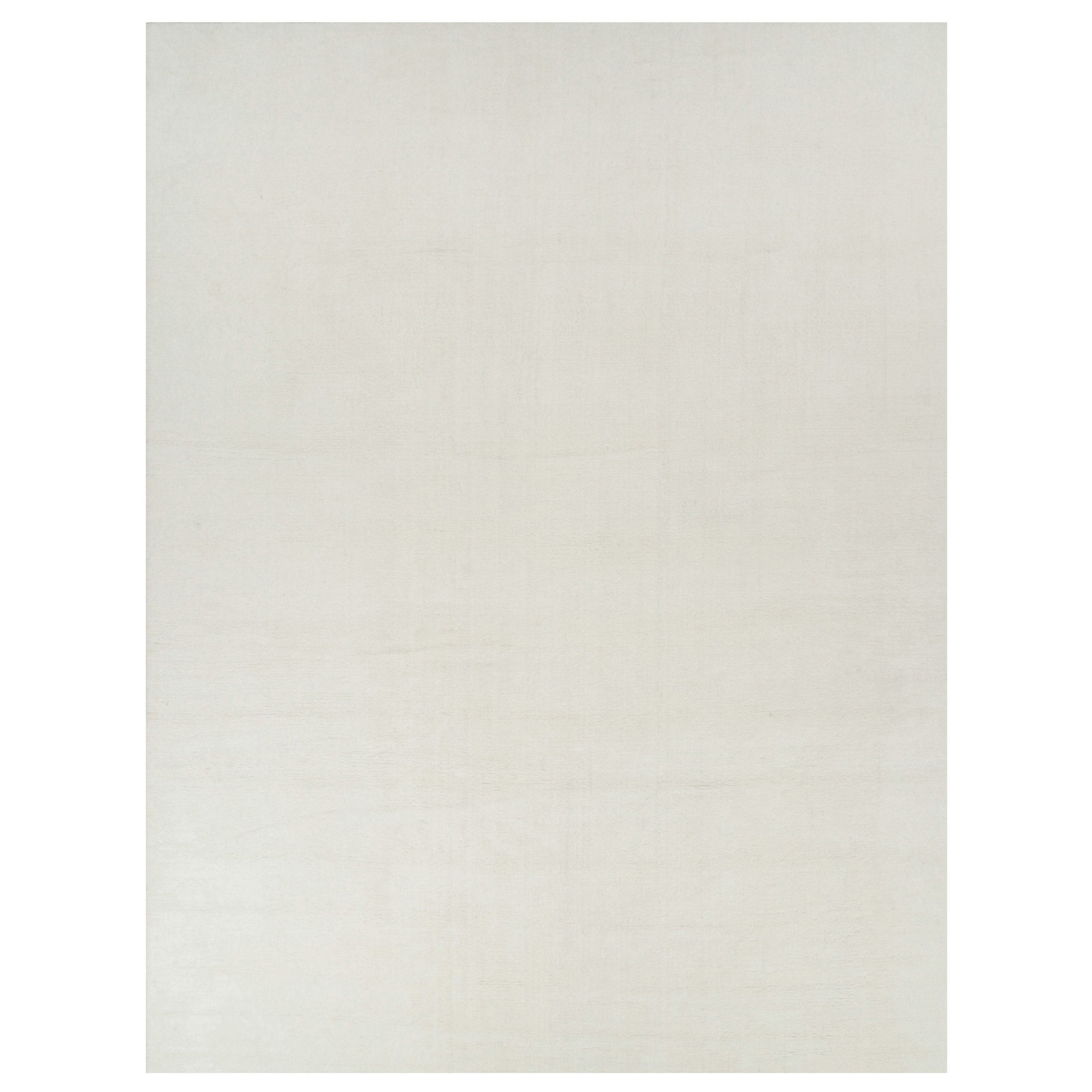 Rug & Kilim: un tappeto oversize dai toni semplici e solidi del bianco crema. in vendita