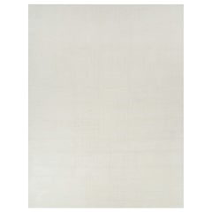 Rug & Kilim: un tappeto oversize dai toni semplici e solidi del bianco crema.