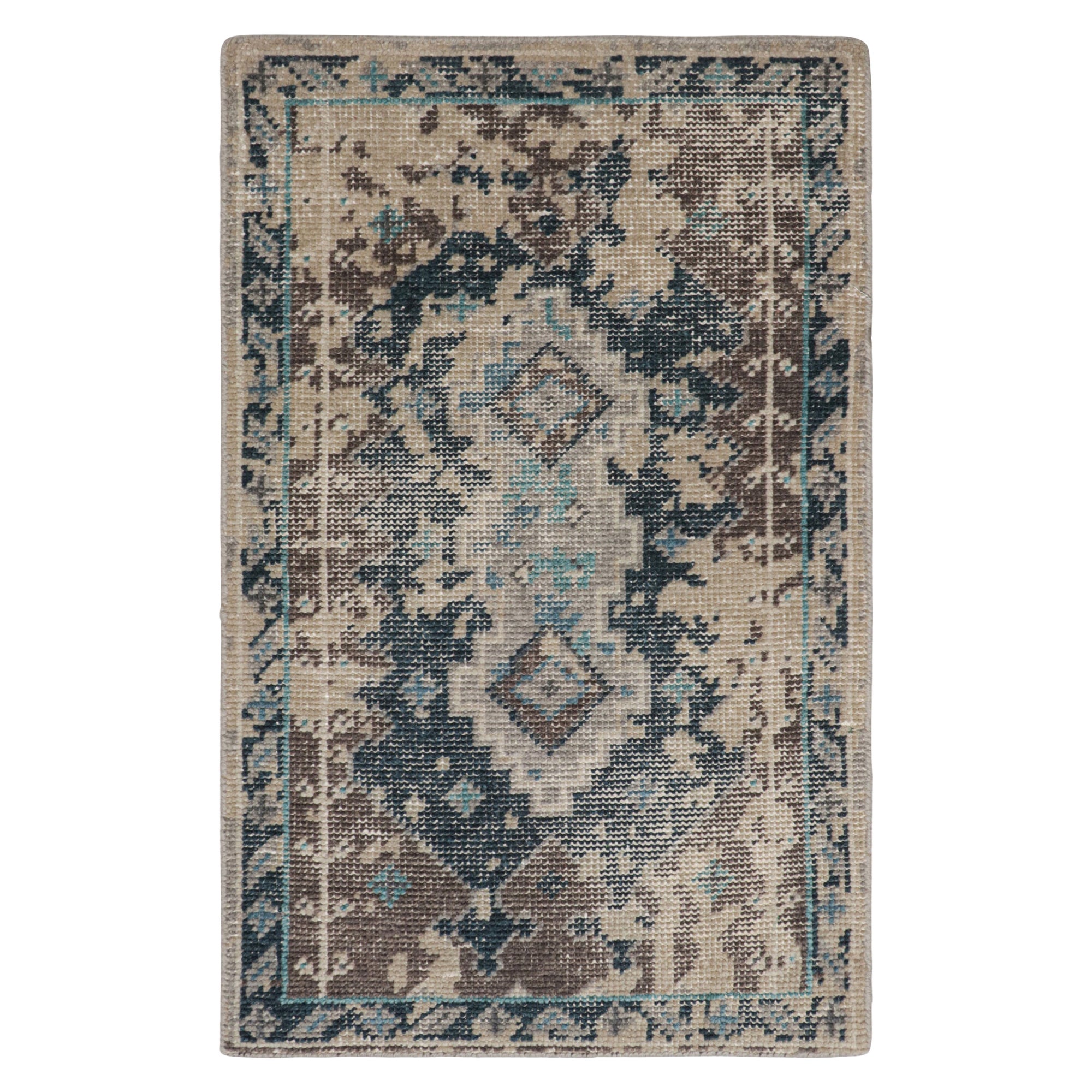 Tapis abstrait à motifs bleu-brun de Rug & Kilim