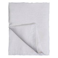 Paigah Handbestickte weiße Tischdecke, Viya von Vikram Goyal