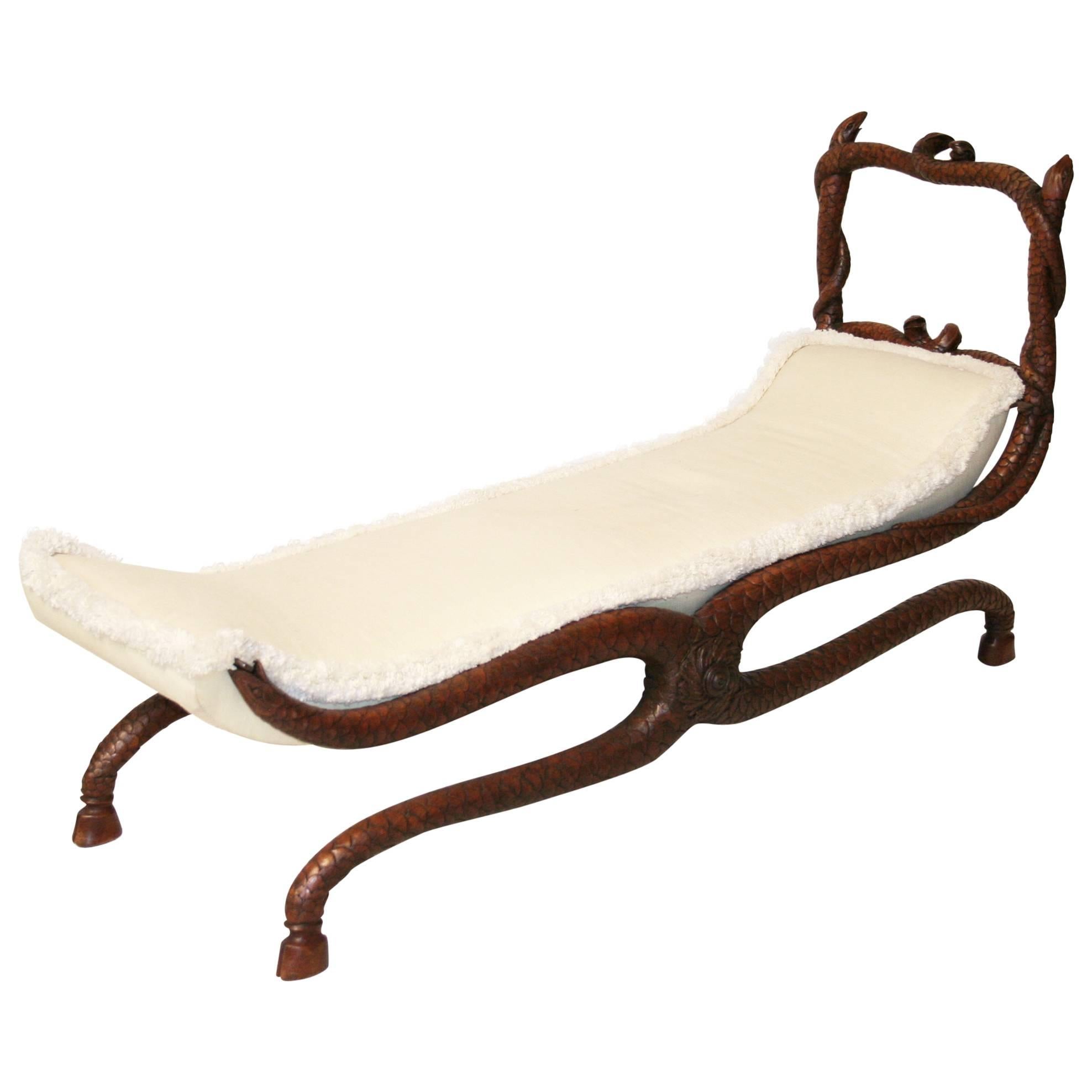 Daybed/Bank aus geschnitztem Nussbaumholz mit Schlangenschnitzerei, 19. Jahrhundert im Angebot