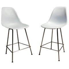 Eames für Herman Miller Paar Barhocker aus geformtem Kunststoff 2010er Jahre (signiert)