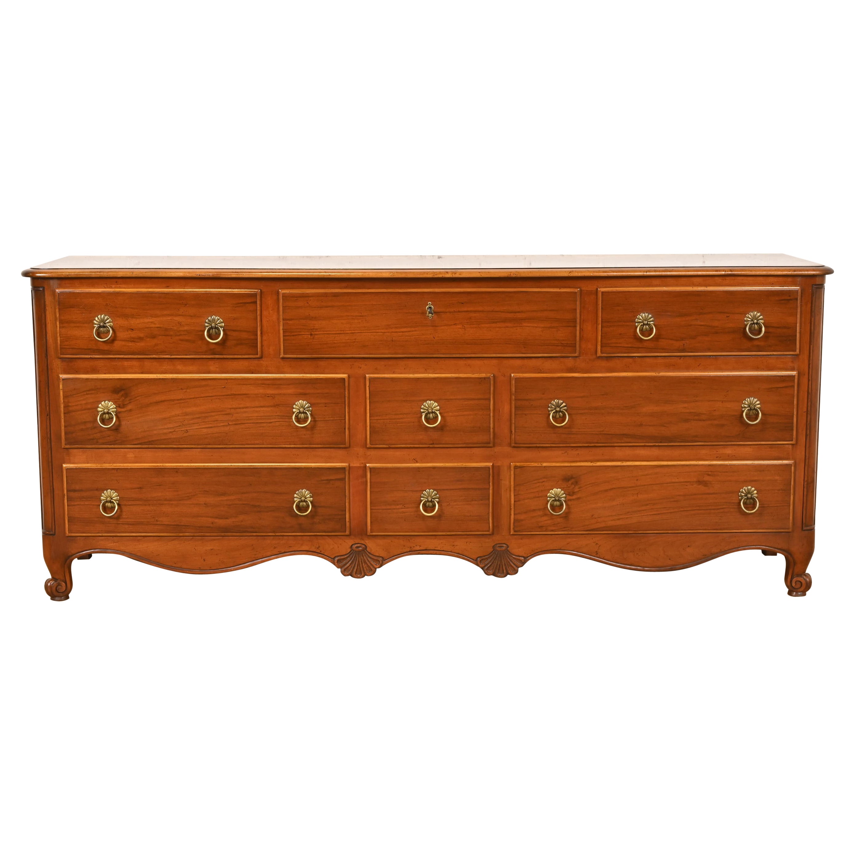 Meubles Baker - Commode provinciale française Louis XV en noyer sculpté et en bois de ronce